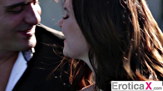 Брюнетка пробует новые извращения с большим членом