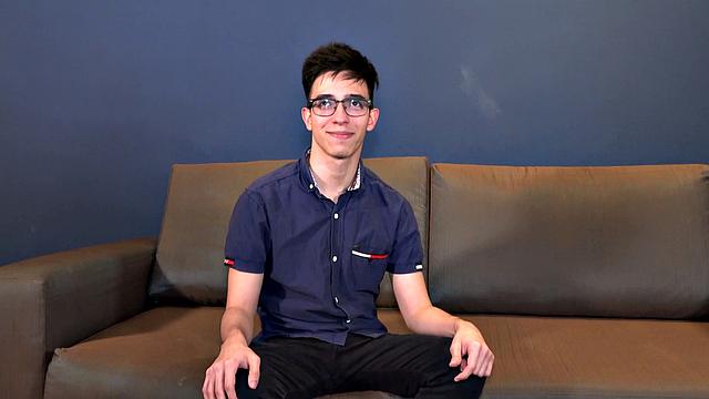 Анту дрочит свой здоровяк и заляпывает всё вокруг