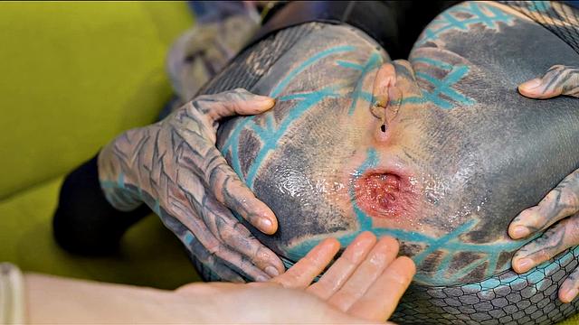 Огромные игрушки рвут ей жопу-про киску забудь