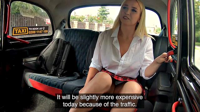 татуированная красотка с гладкой писькой кайфует в машине от горячего минета и траха