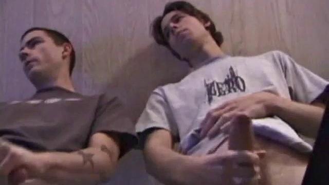 дан и джейден дрочат на стеклянном столе и кончают