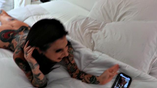 Naked: Joanna & Hands