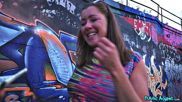 Элиса Тайгер согласилась на быструю прогулку под трассой ради приличной суммы-лучший стимул для качественного минета и озорной позы в стиле догги, когда деньги пахнут приключениями.