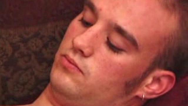 Итан дрочит с игрушкой до мощного выброса спермы