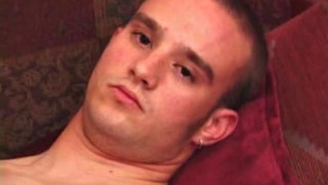 Итан дрочит с игрушкой до мощного выброса спермы