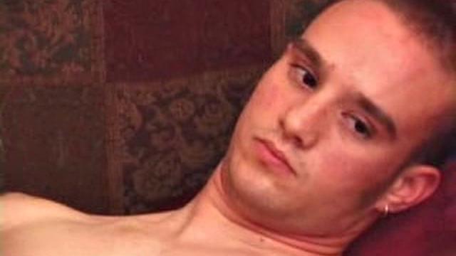 Итан дрочит с игрушкой до мощного выброса спермы