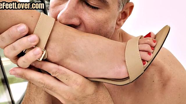 Feet connoisseur worshipping