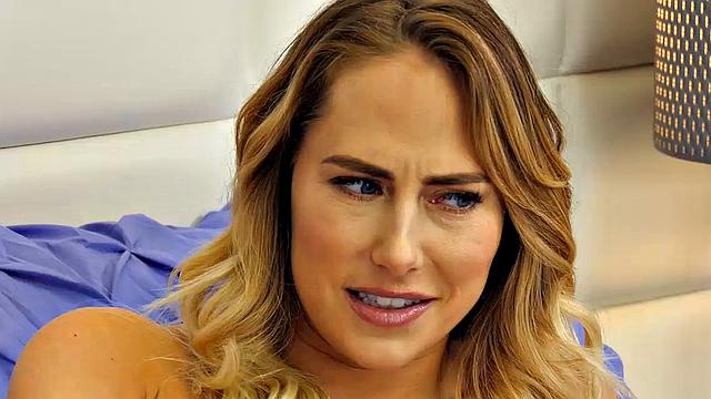 мачеха соблазняет взрослую дочку и показывает лесбийские фишки в постели