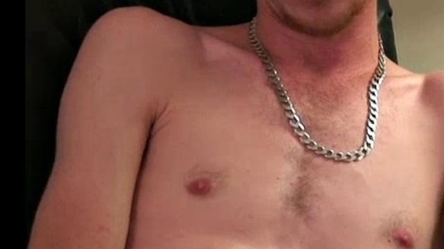 Габриэль дрочит с огоньком и финиширует на ура