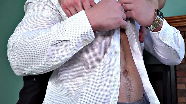 смотри, как качок трахается без резинки с жопастым спортсменом