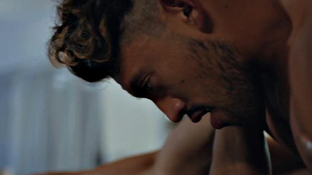 Watch this muscular ebony babe ride a BBC bareback in the living room