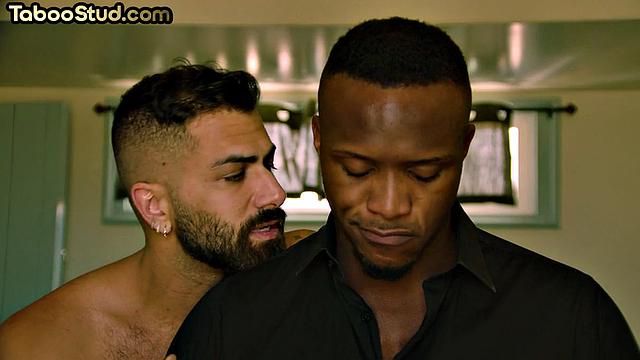 Качок с черной кожей страстно отсасывает любимому после поцелуев.