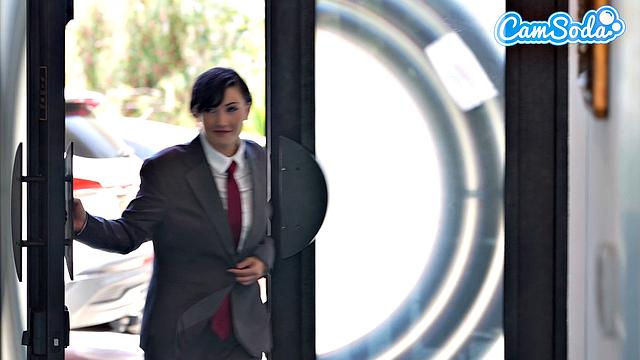 Взрослая лесбиянка страстно лижет боссиху и раздевается на кровати.