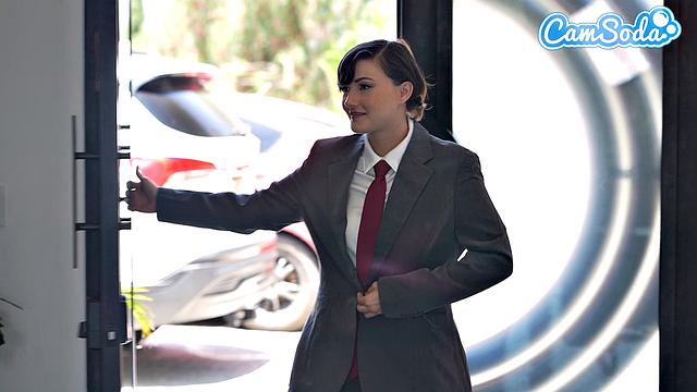 Взрослая лесбиянка страстно лижет боссиху и раздевается на кровати.