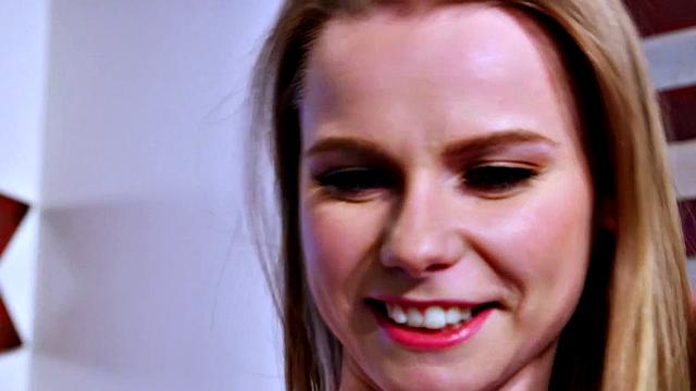 дневник в шоке: блондинка мастурбирует без стеснения