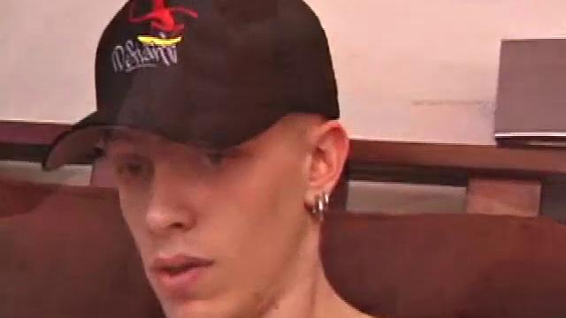 Два любопытных натурала пробуют гей-секс вместе