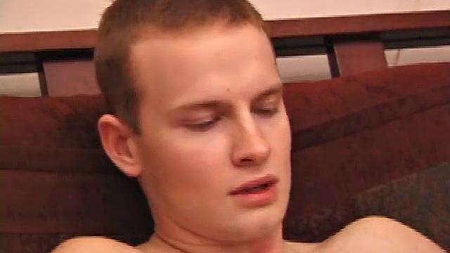 Два любопытных натурала пробуют гей-секс вместе