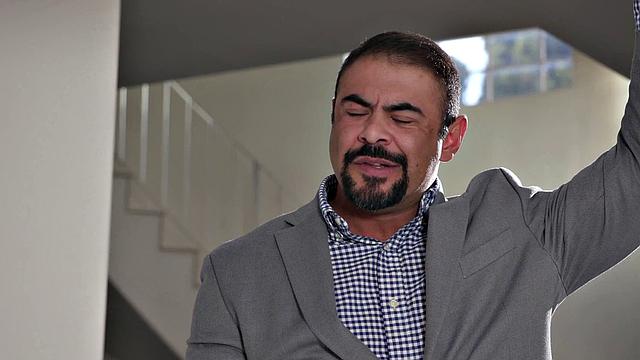 транс-блондинка трахается с отчимом подруги без резинки