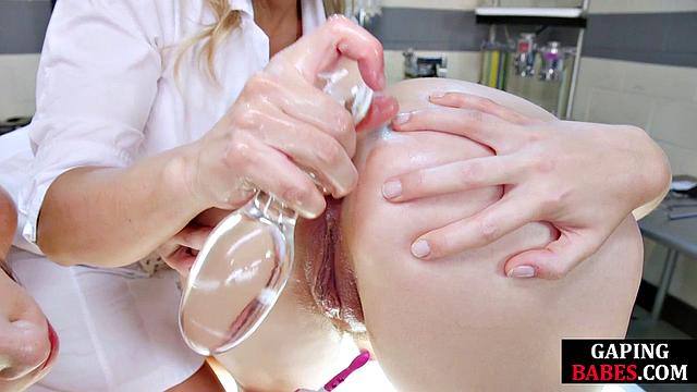 татуированные лесбийские медсестры раздвигают дырки развратной шлюшки