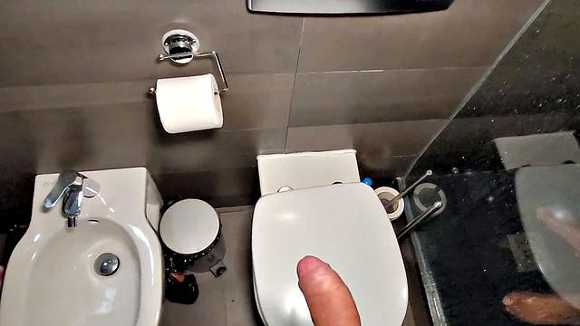 Парень моей сестры обожает мой член