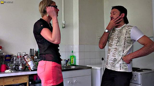 смотри, как зрелая мамка сосёт и получает по полной