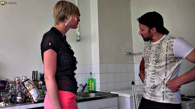 смотри, как зрелая мамка сосёт и получает по полной