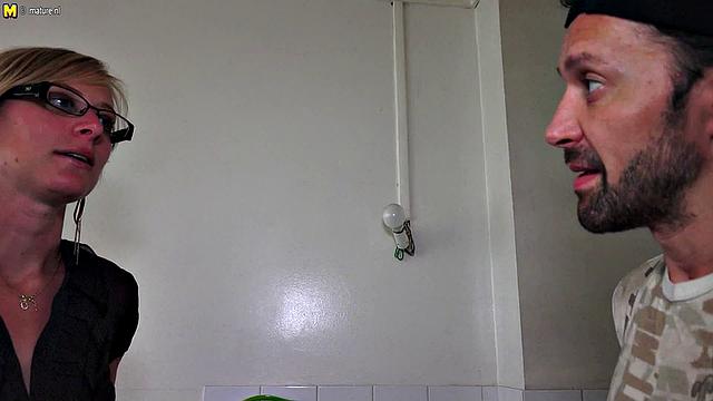 смотри, как зрелая мамка сосёт и получает по полной