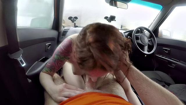 рыжая в очках жадно принимает анальный трах в потной машине