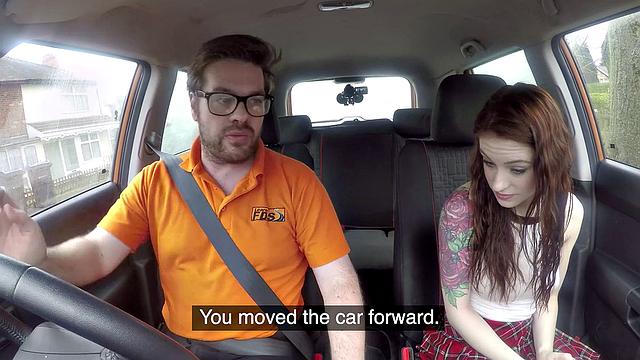 рыжая в очках жадно принимает анальный трах в потной машине