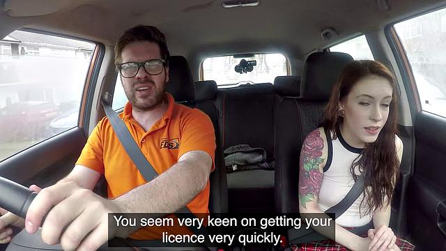 рыжая в очках жадно принимает анальный трах в потной машине