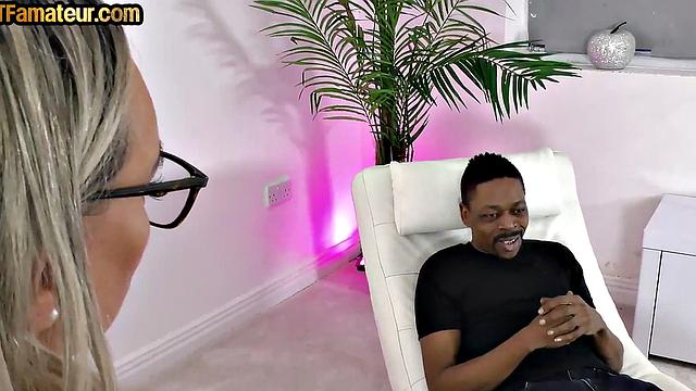 зрелая в очках скачет на члене и глубоко берет в рот