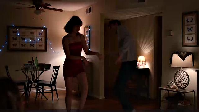 алисон бри теряет форму под душем прямо в магазине