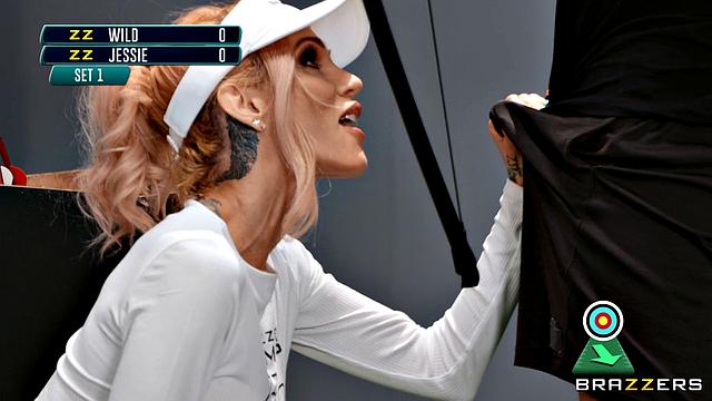 Сара Джесси отвлекает Зака Уайлда анальным сексом прямо на соревновании по стрельбе из лука!