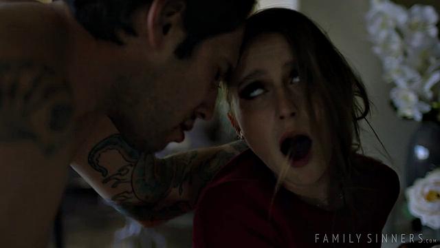 Ланей Грей соблазняет отчима и получает по полной в гостиной дома после скандала в семье.