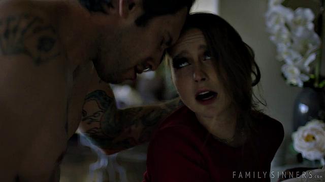 Ланей Грей соблазняет отчима и получает по полной в гостиной дома после скандала в семье.