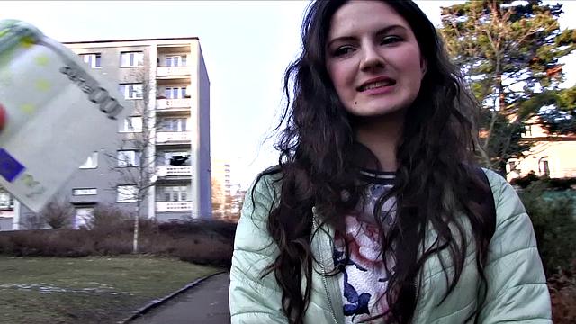 смотри как итальянка трахается на публике в белье