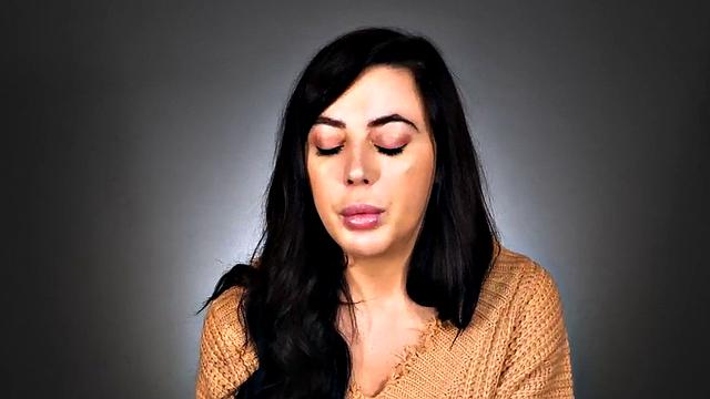 Настырная красотка дрочит игрушкой - пальцы отдыхают