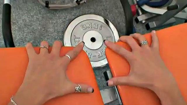 стройная взрослая трахается с мужиком в спортзале