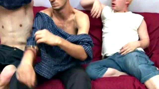 Трое парней раздеваются и устраивают жаркую минет-вечеринку