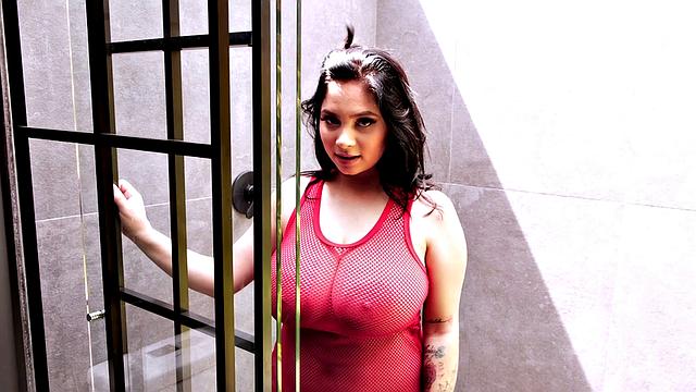 Ким Велес раздевается и ласкает свои огромные сиськи в ванной