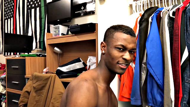 Крис Коулман дрочит в ванной и заливает спермой свою ногу