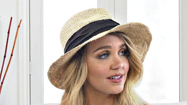 Адирa Аллюр пробирает Джоэла страпоном и заставляет стонать