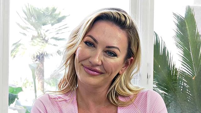 Адирa Аллюр пробирает Джоэла страпоном и заставляет стонать