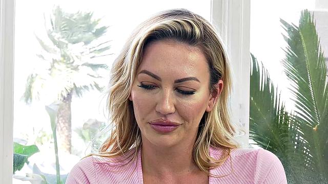 Адирa Аллюр пробирает Джоэла страпоном и заставляет стонать