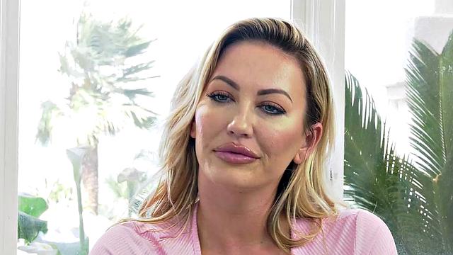 Адирa Аллюр пробирает Джоэла страпоном и заставляет стонать