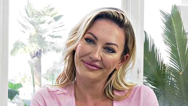 Адирa Аллюр пробирает Джоэла страпоном и заставляет стонать