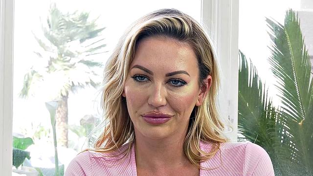 Адирa Аллюр пробирает Джоэла страпоном и заставляет стонать