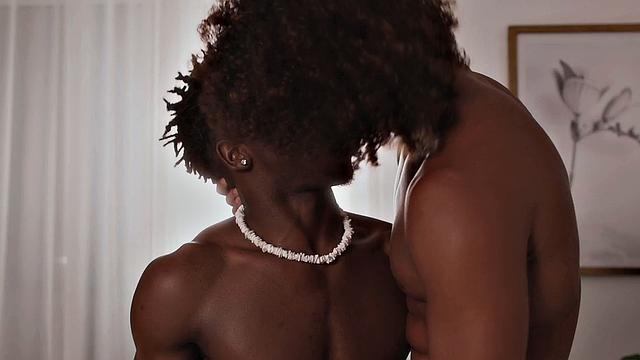 татуированный пассив сосет черный член и получает глубокий анал втроём