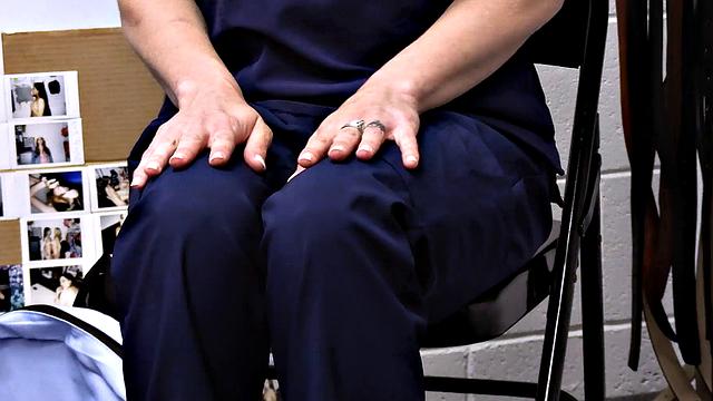 пышногрудая медсестра в чулках соблазняет охранника ради лекарств