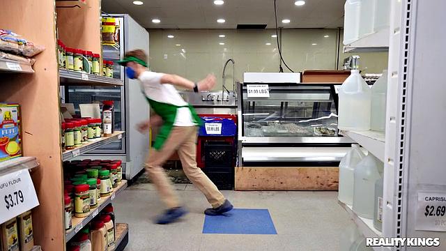 Горячая Kitten Latenight раздевается в супермаркете и сосёт член продавцу прямо между полками, а потом получает жёсткий трах среди продуктов.